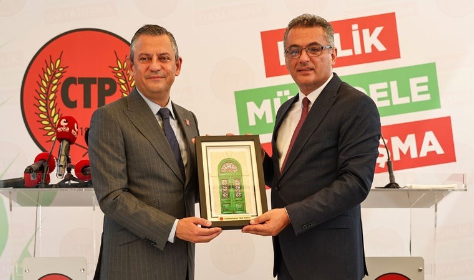 Özgür Özel, Kıbrıs’ta Türk Partisi Genel Başkanı ile buluştu